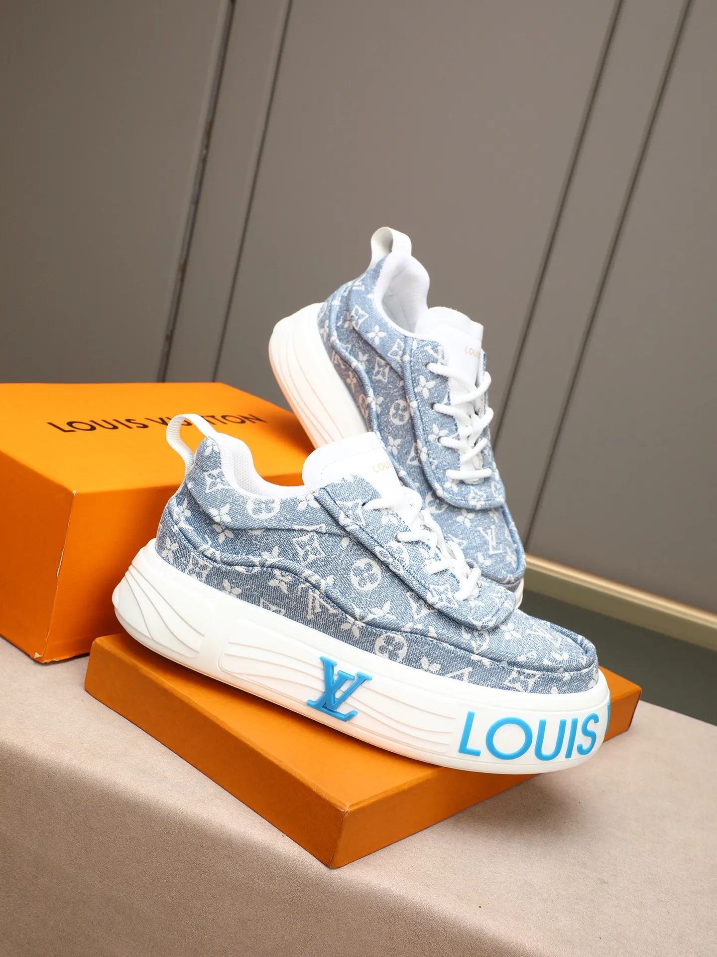 Men's shoes 💰560 LV are novel and fashionable, and the uppers are made of imported cowhide + LV special materials! Super trendy design! It’s eye-catching! The leather is soft, delicate, shiny and translucent, showing the ultimate in pure handcraftsmanship, and the mesh is soft, comfortable and breathable! Size: 39-44 (38 45 customized)